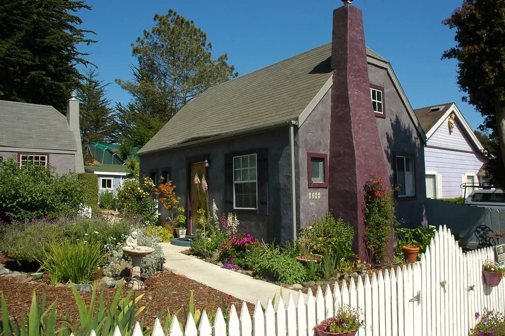Purple garden cottage, Southern California, USA